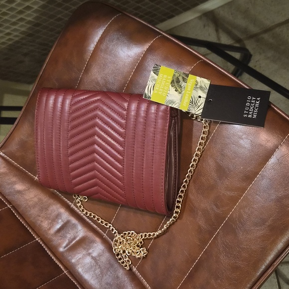 NWT 🐻‍❄Badgley Mischka Burgundy Quilted Chain Crossbody W/ Bagcharm Cardholder - Picture 6 of 9